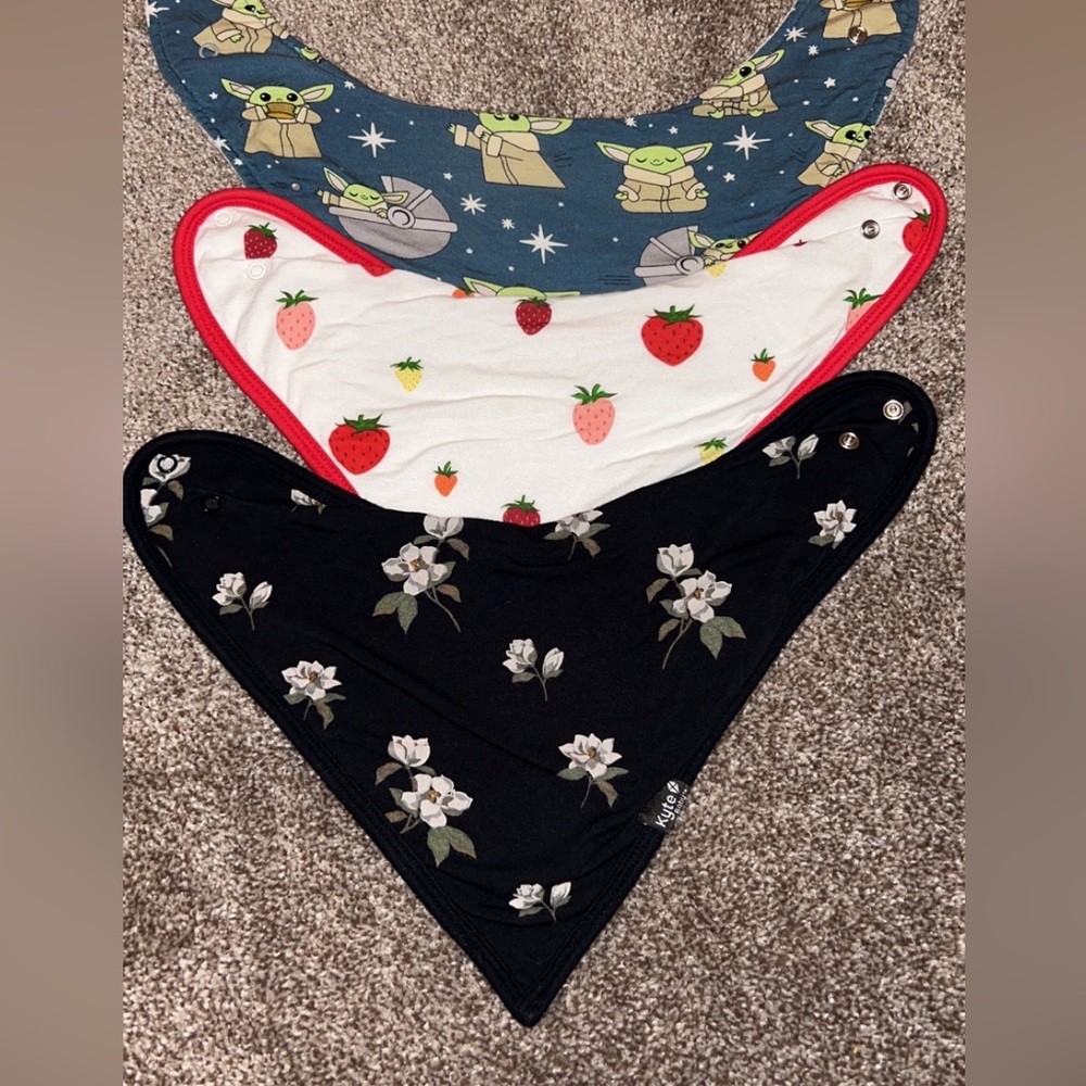 3 bibs kyte/little sleepies